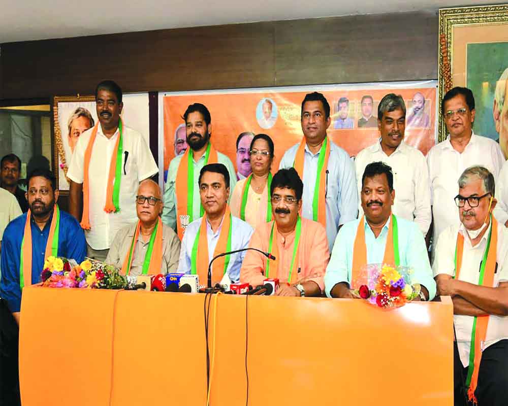 MCD Election 2022: Shock to AAP before MCD elections, three former party MLAs join BJP