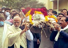 PM Modi's mother Heeraben passed away in the early hours of Friday at a hospital in Ahmedabad.