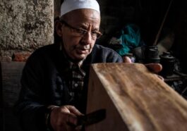 On Republic Day,Padma Shri award goes to  Kashmir's only maker of traditional musical instruments.Ghulam "Mohammad Zaz's"