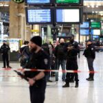 After a knife attack at the Paris Gare du Nord, the police open fire.