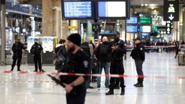 After a knife attack at the Paris Gare du Nord, the police open fire.