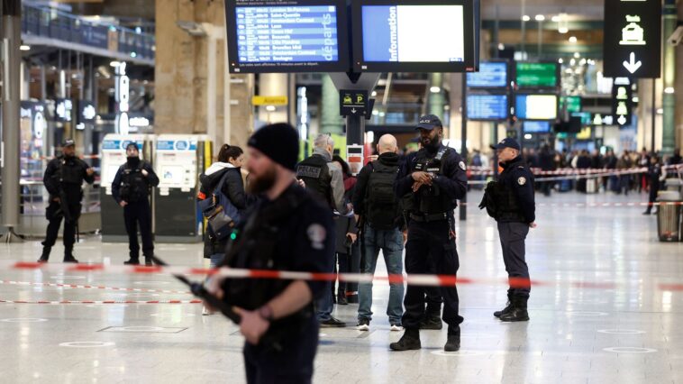 After a knife attack at the Paris Gare du Nord, the police open fire.