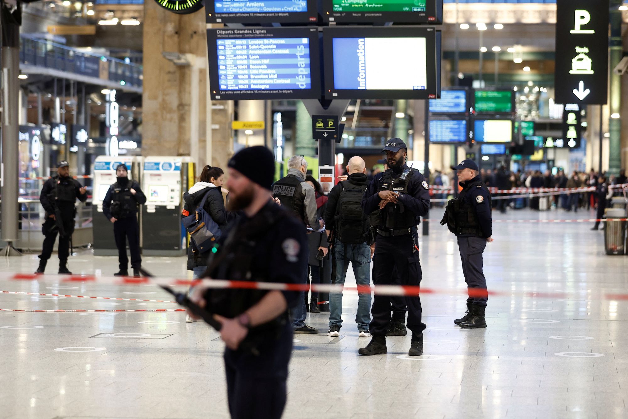 After a knife attack at the Paris Gare du Nord, the police open fire.