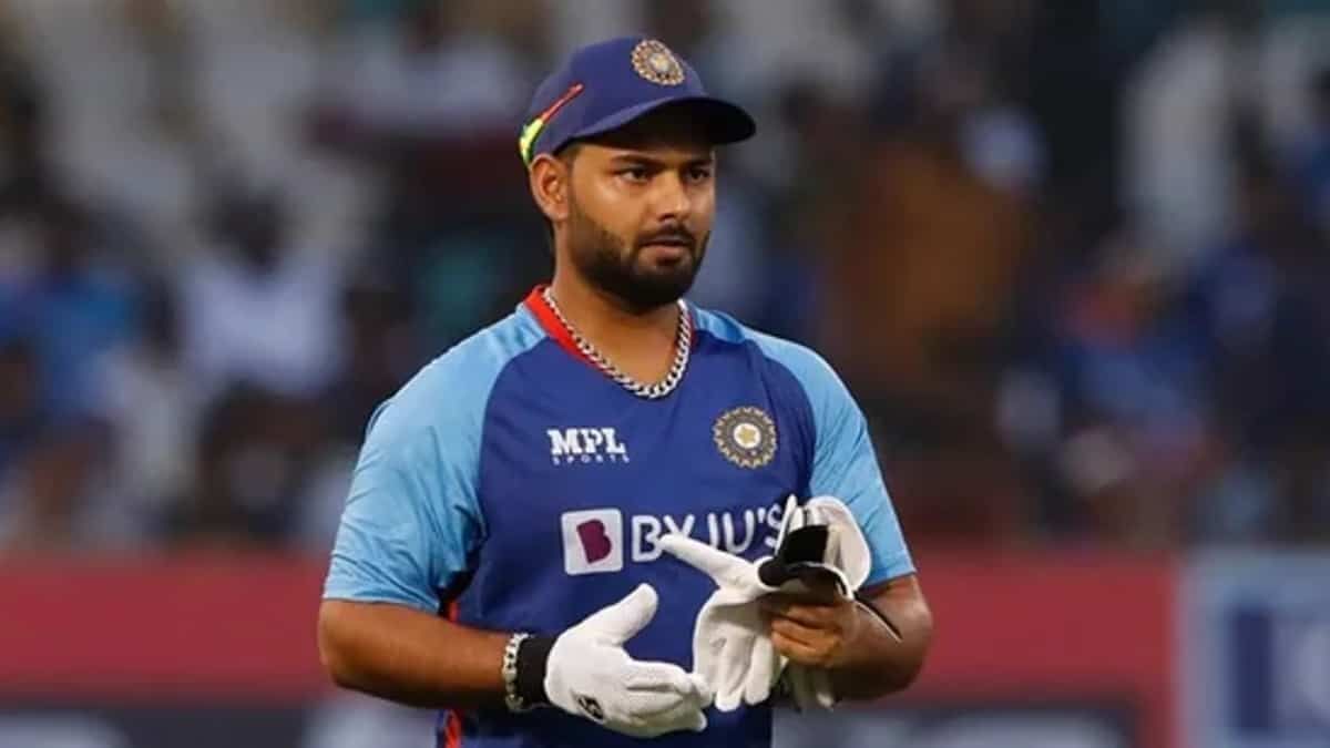 Rishabh Pant out of the team for 6 months