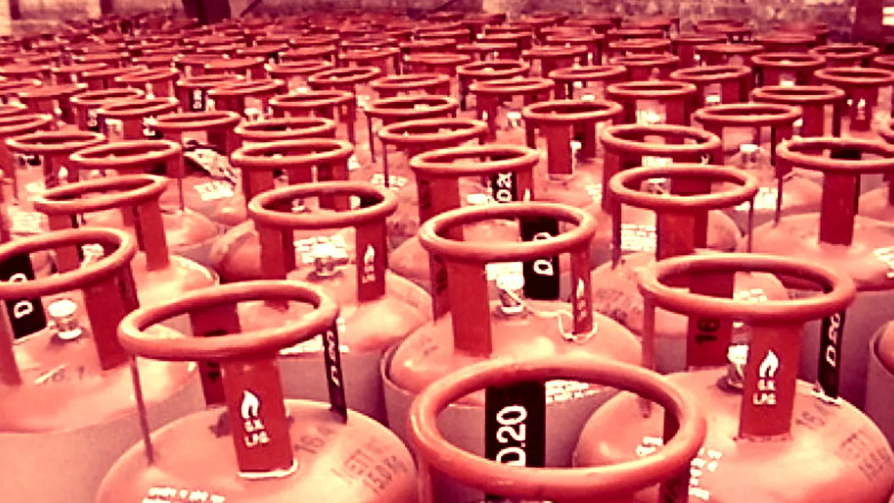 LPG Price Hike: People got a big shock on the first day of the year! Gas cylinder became costlier by Rs 25