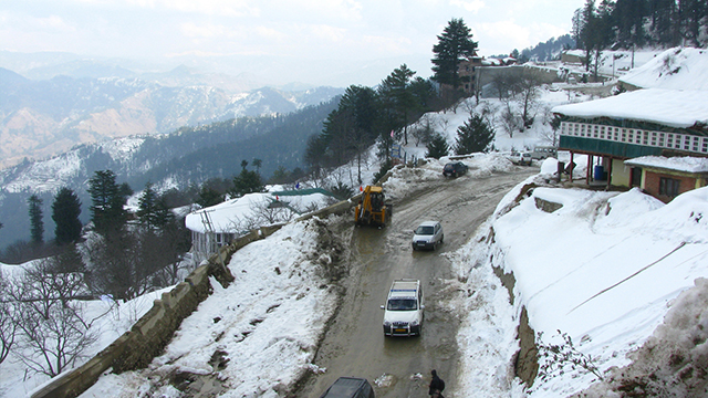 Snowfall and rain in northern India lead to closure of roads