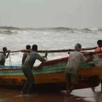 Gearbox broken, faced bad weather at sea, survived by drinking coconut for 15 days