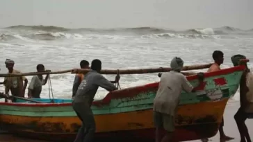 Gearbox broken, faced bad weather at sea, survived by drinking coconut for 15 days