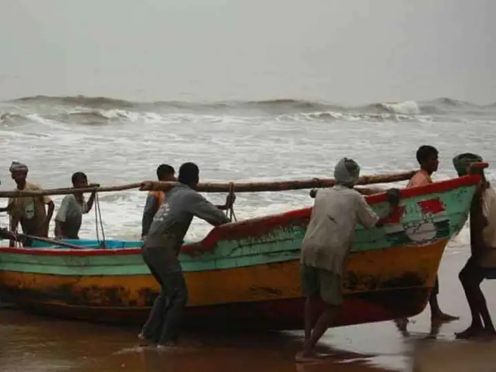 Gearbox broken, faced bad weather at sea, survived by drinking coconut for 15 days