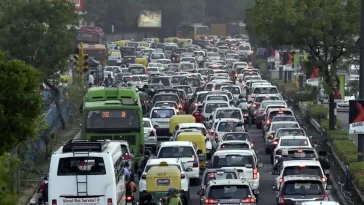 Traffic Jam in Delhi: Heavy jam on Noida-Delhi border, problems increased due to closure of Ashram flyover