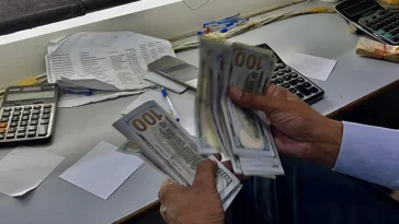 Pakistan Currency sinks To 262 Against Dollar