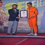 Akshay Kumar breaks the Guinness World Record for the most selfies taken in three minutes, with 184.