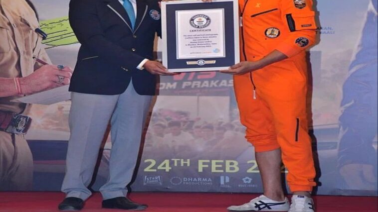 Akshay Kumar breaks the Guinness World Record for the most selfies taken in three minutes, with 184.