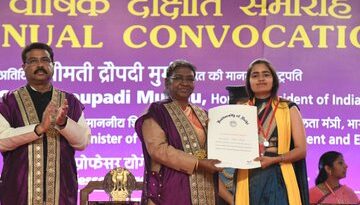 Instead of gowns, students choose this attire for the Delhi University convocation