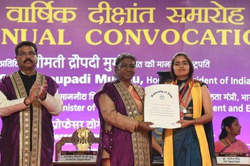 Instead of gowns, students choose this attire for the Delhi University convocation