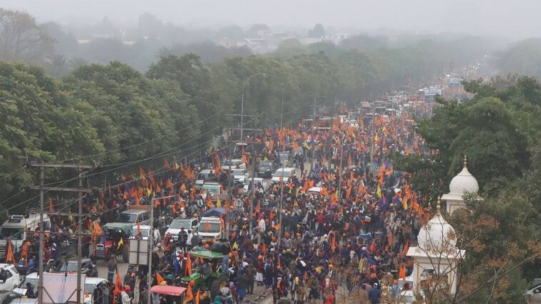 30 Cops Hurt in Clash With Protesters Seeking For Sikh Prisoners' Release