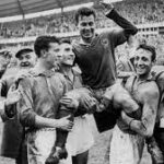 Former France striker and World Cup record-holder Just Fontaine has died at the age of 89.