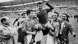 Former France striker and World Cup record-holder Just Fontaine has died at the age of 89.
