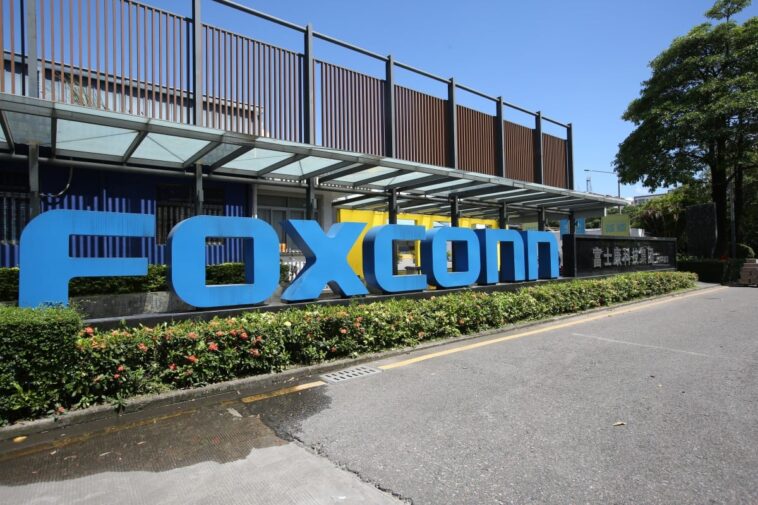 Foxconn, an iPhone manufacturer, plans a $700 million plant close to Bangalore