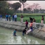 Bihar: Illegal Alcohol Bearing the Label "Holi Special" Recovered by Police from a Pond