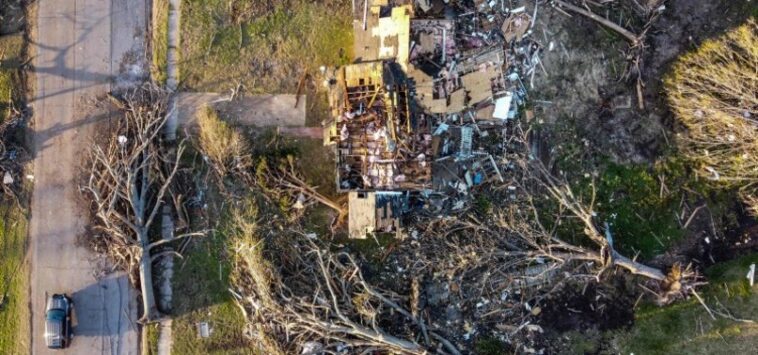 Volunteers in a US town hit by a tornado say it looks like a war zone