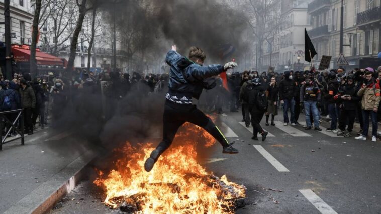 Over 740,000 Protest Pension Reforms in France, Clash With Police