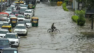 Heavy rain, clouds hit Delhi-NCR, causing traffic problems