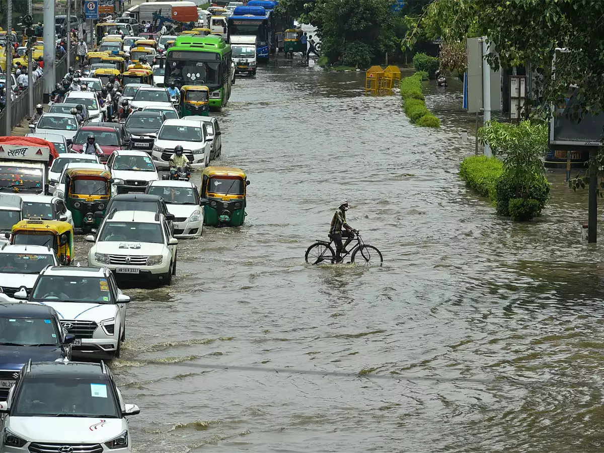 Heavy rain, clouds hit Delhi-NCR, causing traffic problems