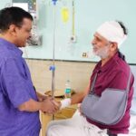Kejriwal embraces hospitalized Satyendar Jain