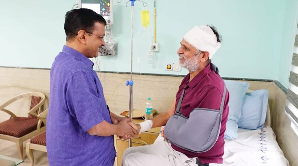Kejriwal embraces hospitalized Satyendar Jain