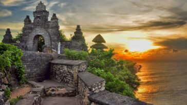 Uluwatu Temple, Bali - Wanderela