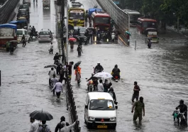 Orange alert in 5 Maha districts; several parts of Kerala's Alappuzha district flooded