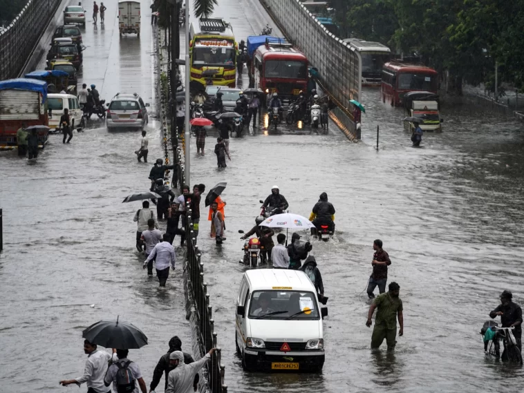Orange alert in 5 Maha districts; several parts of Kerala's Alappuzha district flooded