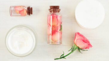 10 Benefits of Rose Water on Face