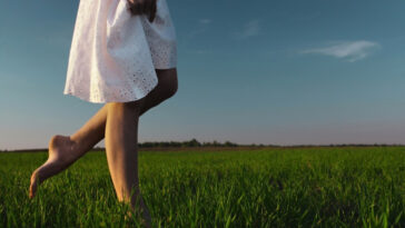 The Health Benefits of Walking Barefoot on Grass