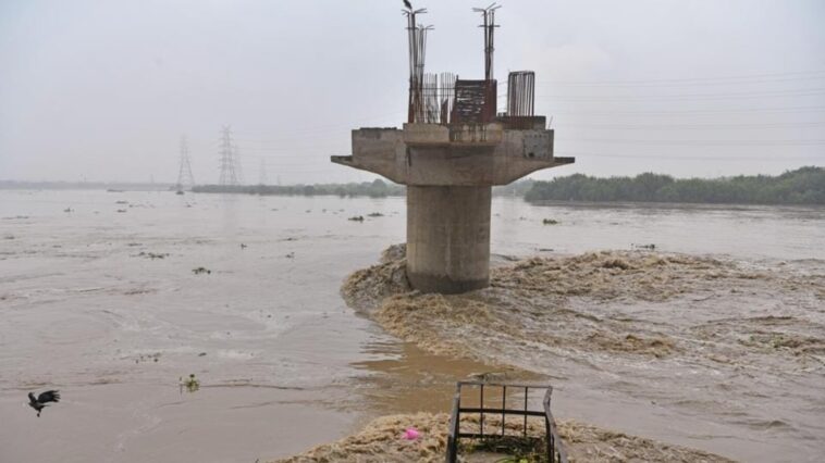 Yamuna water level Incresing