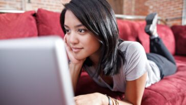 Should You Allow Your Teen to Date Online?