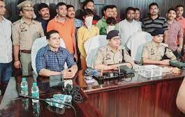 In Varanasi, a 2-year-old girl and her mother were saved from thieves.