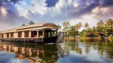 How to visit the backwaters in Kerala