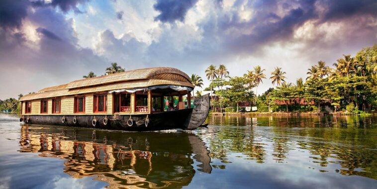 How to visit the backwaters in Kerala