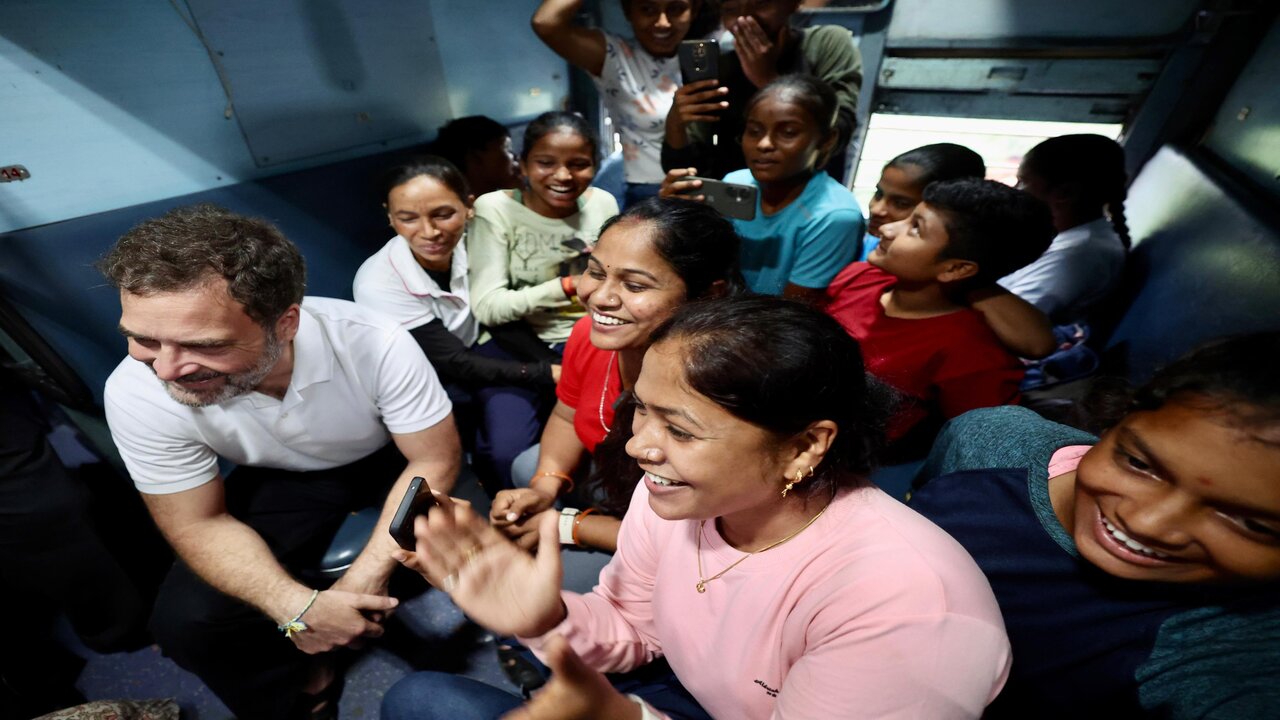 Rahul Gandhi boards Bilaspur-Raipur train, chats with passengers.